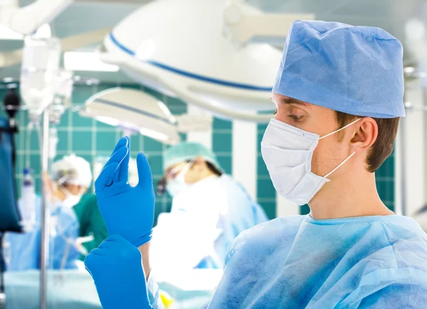 Cirujano masculino en sala de operaciones — Foto de Stock