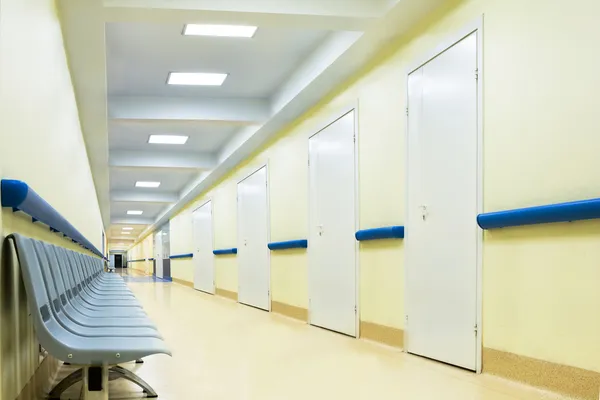 Couloir avec chaises à l'hôpital — Photo