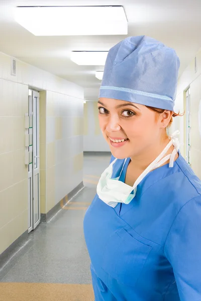 Uśmiechający się lekarza w korytarzu — Zdjęcie stockowe