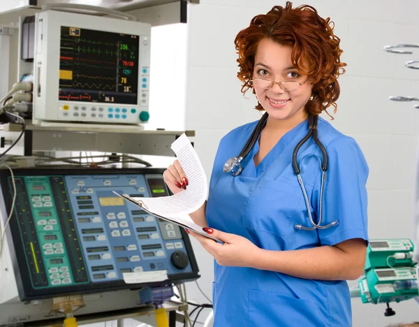 Female physician in intensive care unit — Stock Photo, Image