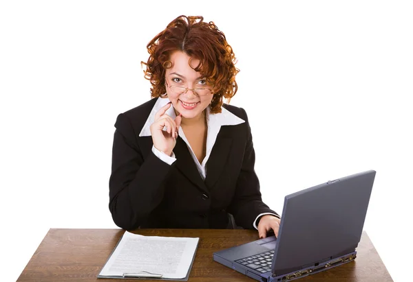 Zakenvrouw aan tafel zitten met laptop — Stockfoto