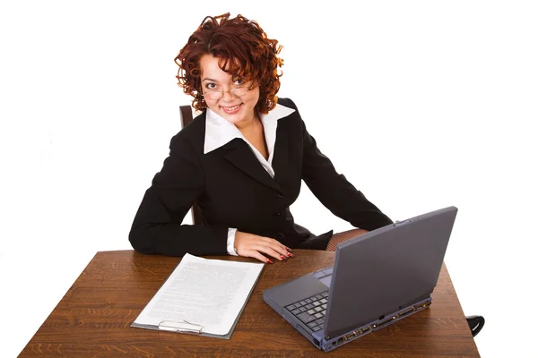 Affärskvinna som sitter vid bord med laptop — Stockfoto