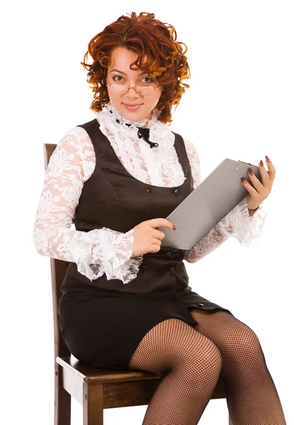 Unga attraktiva affärskvinna sitter på stol — Stockfoto