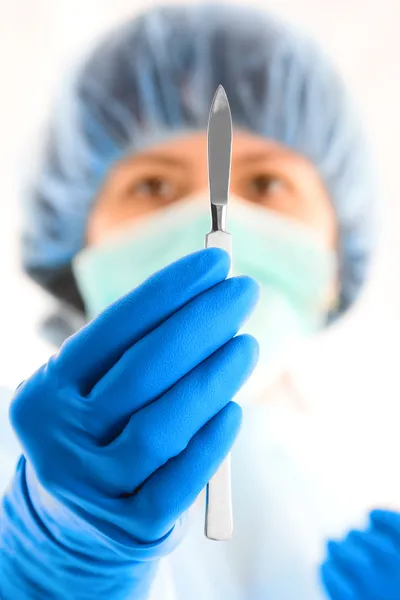 Vrouwelijke chirurg met scalpel — Stockfoto