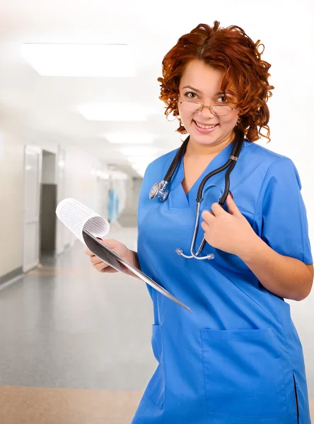Unga smiley kvinnliga läkare — Stockfoto