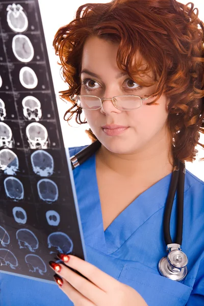 Młoda kobieta lekarz patrząc tomografia — Zdjęcie stockowe