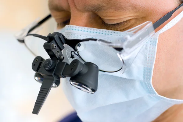 Chirurg mit Fernglasbrille — Stockfoto