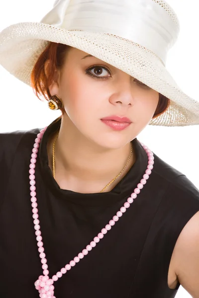 Beyaz şapkalı genç kadın — Stok fotoğraf