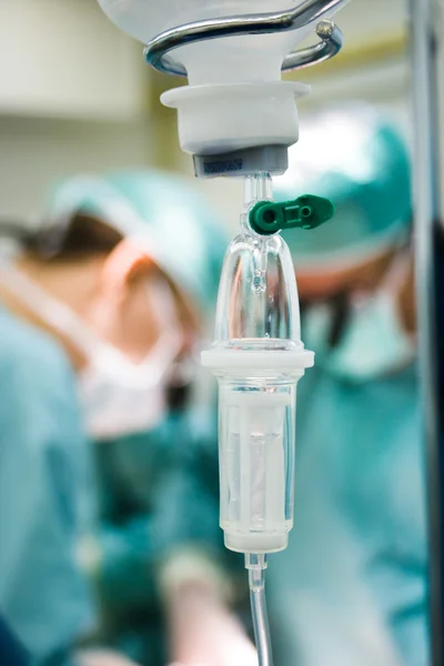 IV крапля в операційній кімнаті — стокове фото