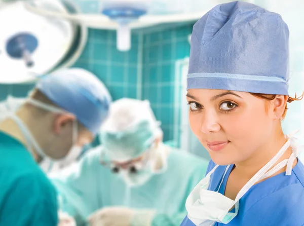 Läkare med kirurgiska team — Stockfoto