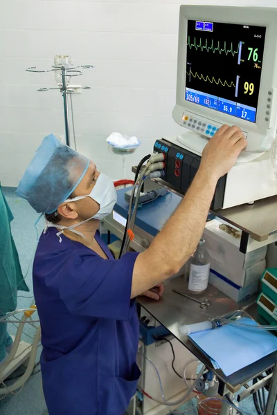 麻醉师用的显示器 — 图库照片