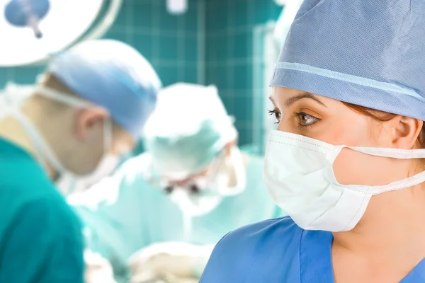 Cirujano femenino con equipo quirúrgico — Foto de Stock