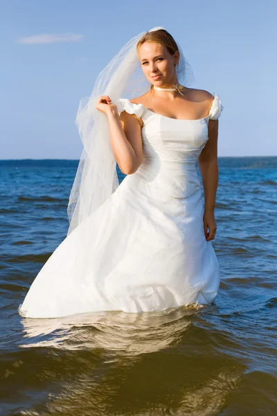 Bride in the river — Stock Photo, Image