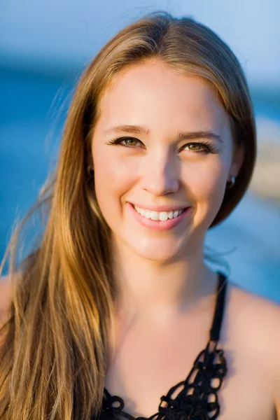 Usměvavá mladá krásná žena — Stock fotografie