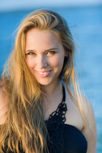 Jovem sorrindo bela mulher com cabelos longos — Fotografia de Stock