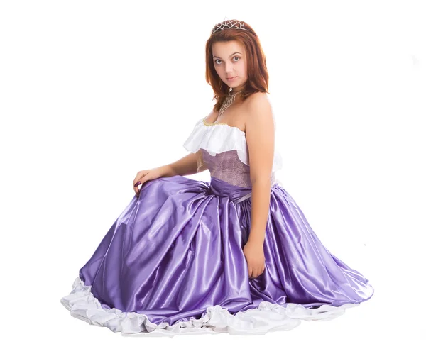 Ung attraktiv kvinna i lila-färgade bollen klänning — Stockfoto