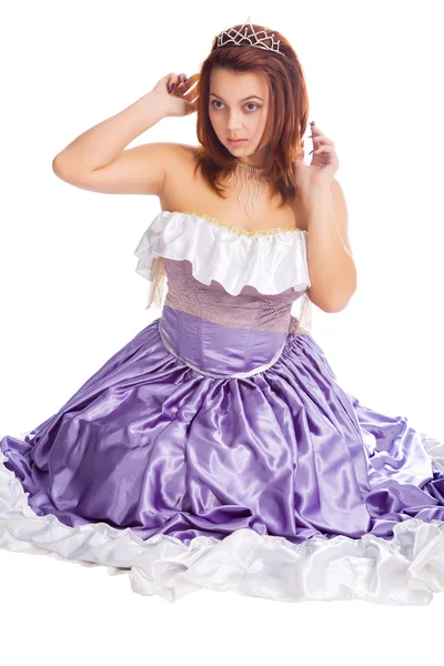 긴 공 드레스에서 젊은 앉아있는 여자 — 스톡 사진