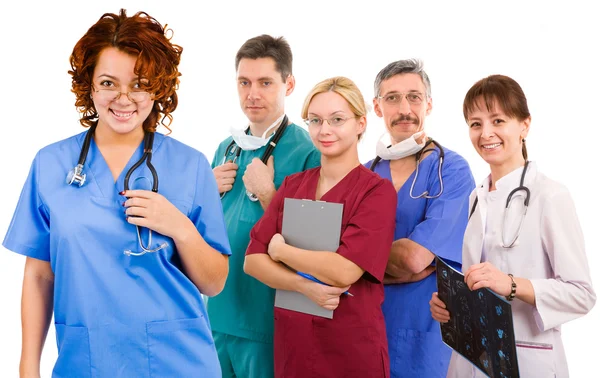 Jovem sorridente médico feminino e sua equipe — Fotografia de Stock