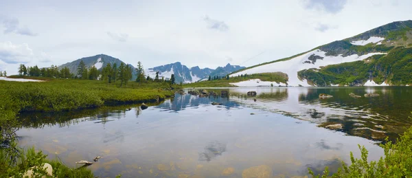Mountain lake in Siberia — Stock Photo, Image