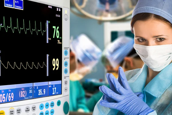Female doctor in operation room — Stock Photo, Image