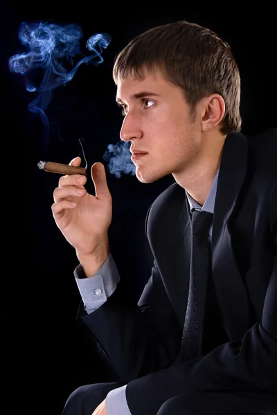 Mladá kouření muže s doutníkem — Stock fotografie