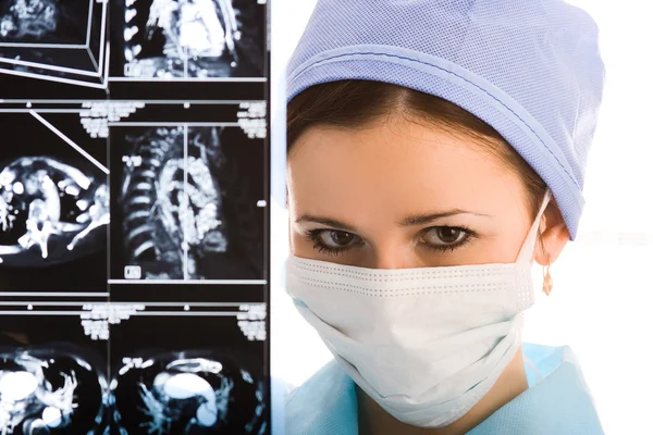 Jonge vrouwelijke arts met tomogram — Stockfoto