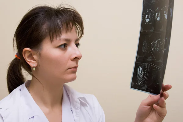 Lekarz ogląda tomografia — Zdjęcie stockowe