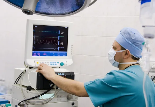Anestesiologo in sala operatoria — Foto Stock