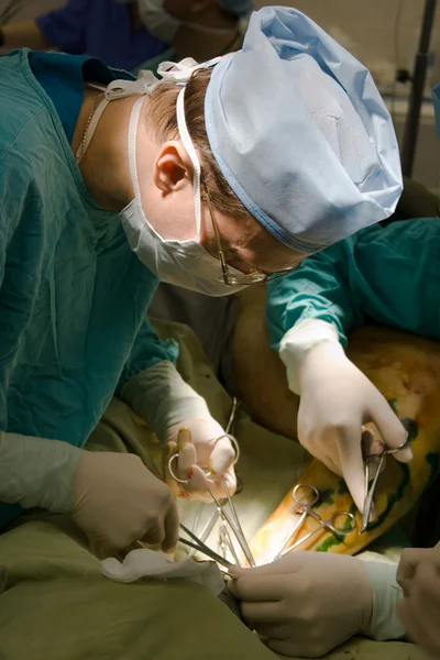 Chirurgo che fa flebectomia — Foto Stock