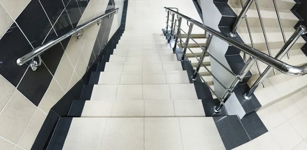 Лестница с металлическими лестничными перилами — стоковое фото