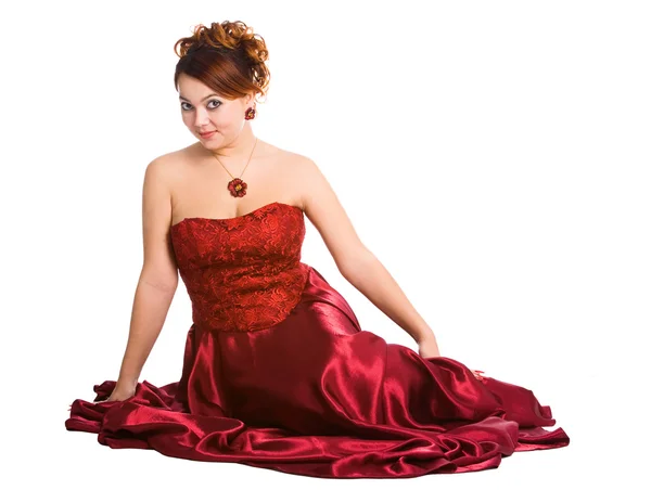 赤いドレスを着て座っている若い女性. — ストック写真