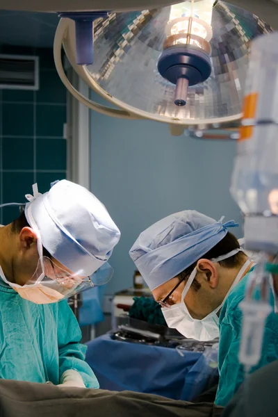 Chirurgiens au moment de l'opération — Photo