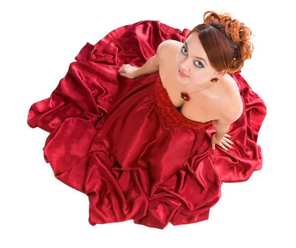 Jeune femme attrayante assise en robe rouge — Photo