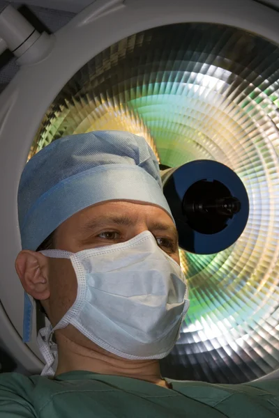 Sebész lámpa alatt — Stock Fotó