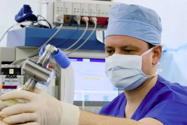 Anesthetist at the time of mask ventilation — Stock Photo, Image