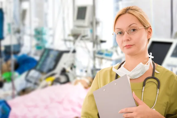 Женщина-врач в скорой помощи — стоковое фото