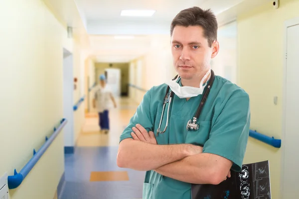 Läkare i lång korridor — Stockfoto