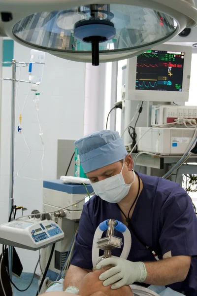 Anestesiologo in sala operatoria durante la ventilazione della maschera — Foto Stock