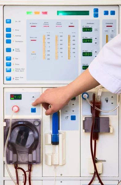 Medizinisches Gerät mit rotierender Pumpe und Krankenschwesterhand — Stockfoto