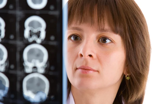Vrouwelijke arts met tomogram — Stockfoto