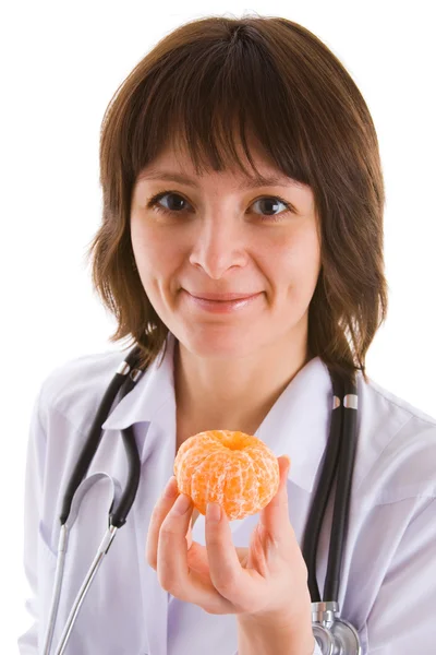 Meyve ile genç bir kadın doktor — Stok fotoğraf