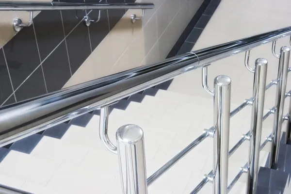 Treppe mit metallischem Treppengeländer — Stockfoto