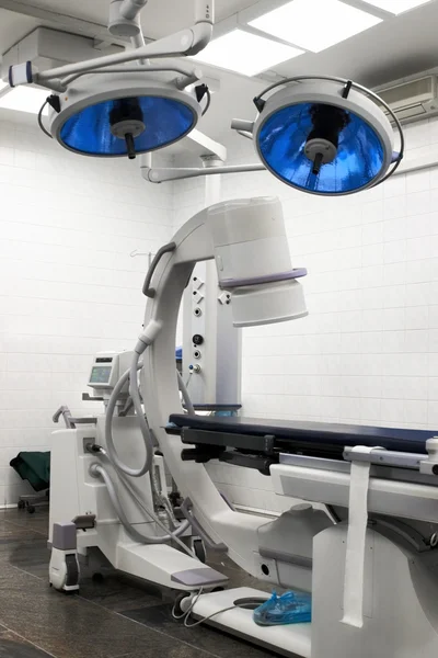 Операційна кімната з двома хірургічними лампами — стокове фото
