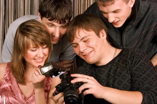 Jovens com fotocâmera — Fotografia de Stock