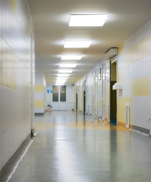 Длинный коридор в больнице — стоковое фото