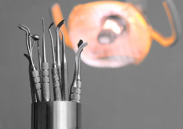 Οδοντιατρικά εργαλεία αποστειρώνονται με φανό — Φωτογραφία Αρχείου