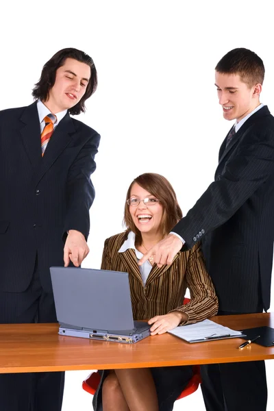 Улыбающаяся бизнес-команда с ноутбуком — стоковое фото