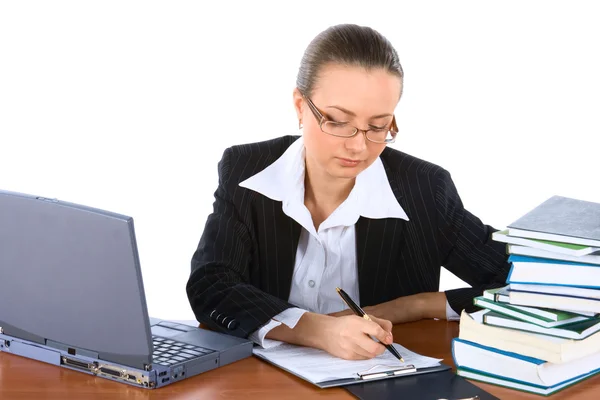 Ung affärskvinna som arbetar på kontoret — Stockfoto