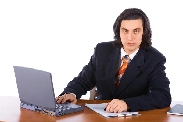 年轻成功的商人，在便携式计算机上键入 — 图库照片