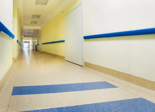 Langer gelber Korridor im Krankenhaus — Stockfoto